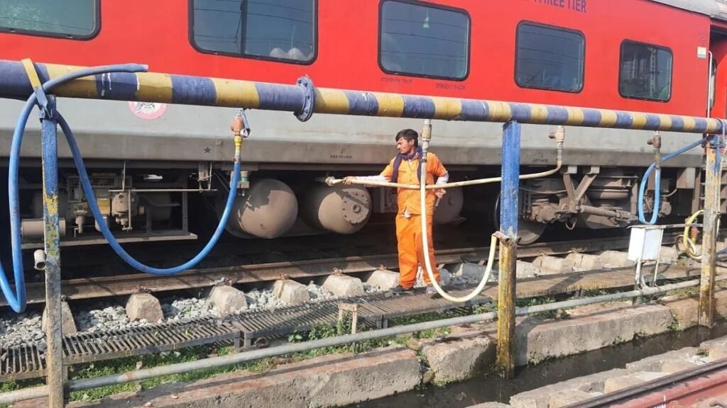 कोच में अब पानी खत्म होते ही एआई से मिलेगा अलर्ट