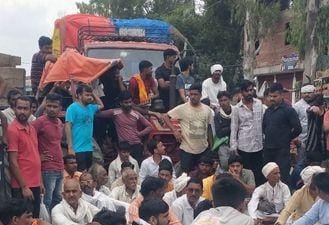 किसानों ने खाद की समस्या को लेकर भारौली तिराहा फिर किया जाम