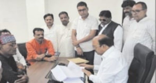 सिरोंज को जिला बनाने की मांग तेज, नपाध्यक्ष ने आयोग को सौंपा ज्ञापन