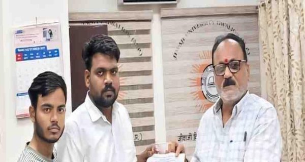 वीसी को छात्रों ने दे दिया समान नजर से सभी विद्यार्थियों को देखने वाला चश्मा