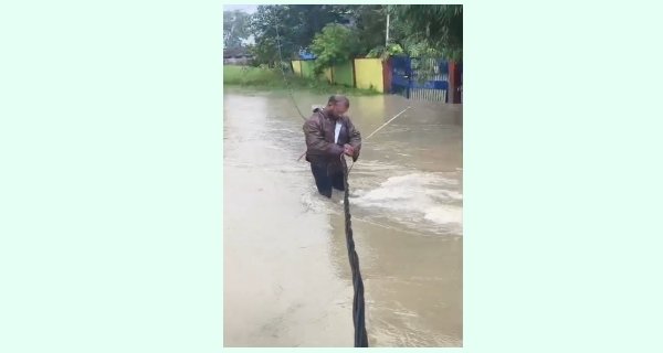 बारिश के बीच गांव की रोशनी बहाल करने उतरे बिजलीकर्मी