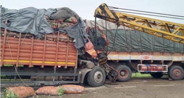 भिड़े ट्रक, एक की मौत, घंटों केबिन में फंसी रही लाश