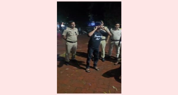 फ्लाई ओवर में स्टंटबाजी: पुलिस ने की कार्यवाही, चालक ने कान पकड़कर मांगी माफी