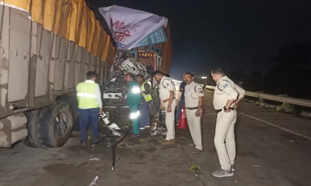 ट्रक से टकराया कंटेनर, चालक की मौत