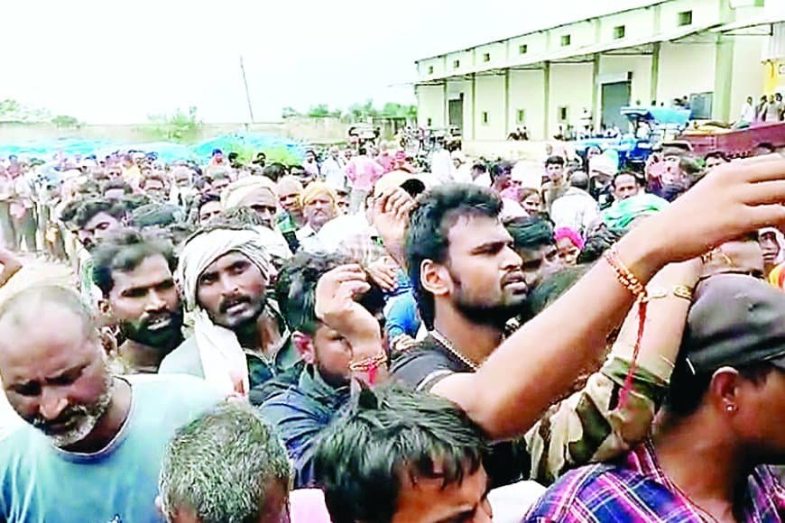 खाद लेने के लिये करहिया मंडी में उमड़ी किसानो की भीड़