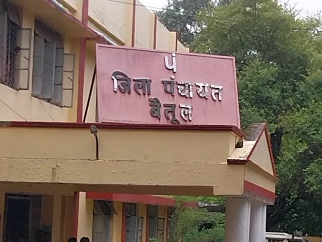 सफाई पर हंगामा: भाजपा नेता और जनपद सीईओ आमने-सामने