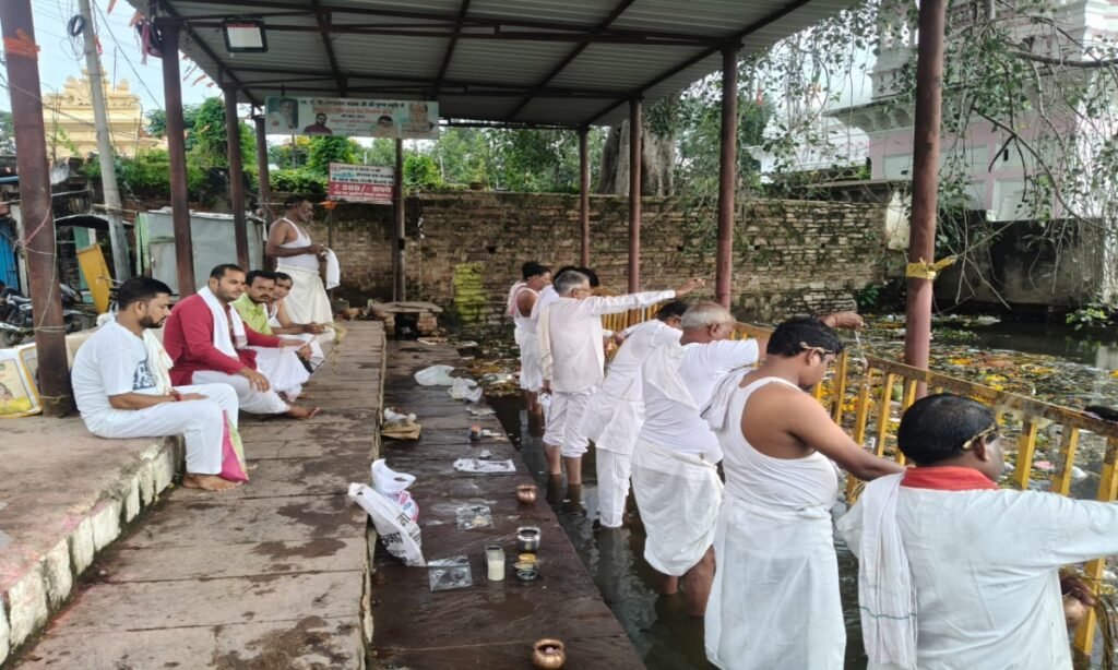 पितृ पक्ष की शुरुआत, लोग कर रहे तर्पण