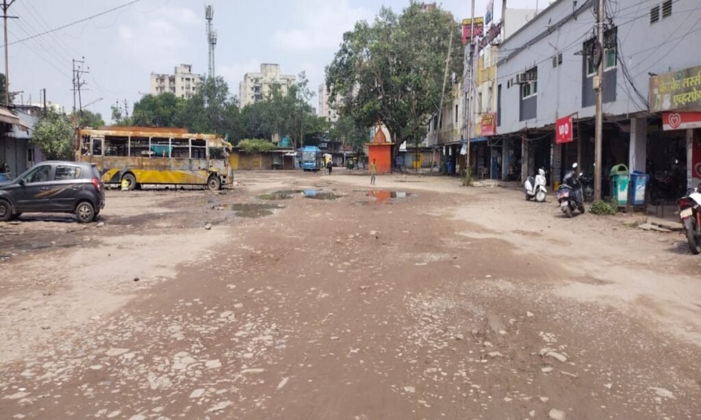यात्री हो रहे परेशान, व्यापारियों को रोजगार की चिंता