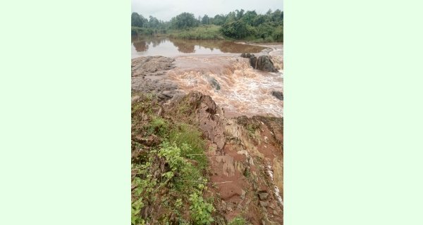 बारिश में बढ़ा खतरा: नदी पार करते वक्त मां-बेटा बहे, लापता