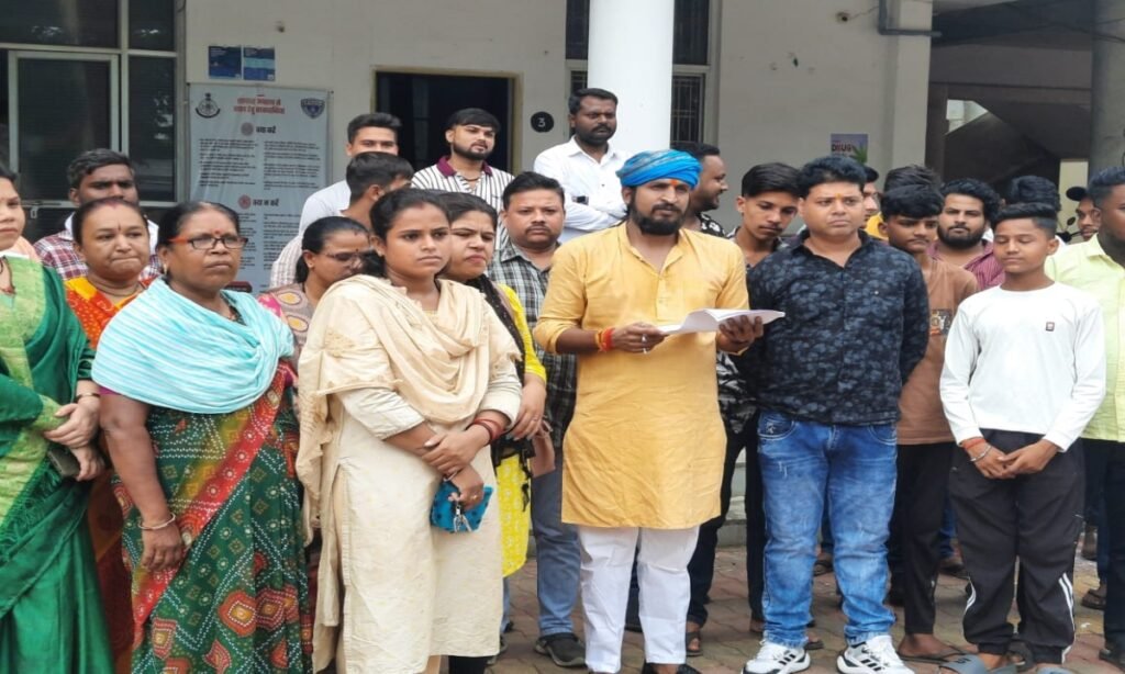 धार्मिक जुलूस पर पथराव, साधारण धाराओं पर प्रकरण दर्ज करने का पुलिस पर आरोप, एसपी से शिकायत