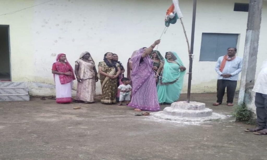 सरपंच ने किया राष्ट्रीय ध्वज का अपमान, कलेक्टर से शिकायत