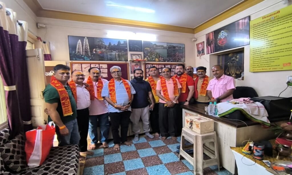 नवभारत की मार्केटिंग टीम ने किए श्री महाकालेश्वर ज्योतिर्लिंग के दर्शन