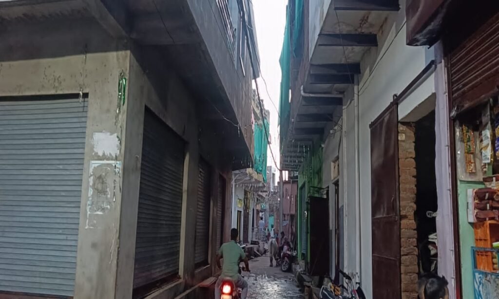 पुलिस ने सायनी मौहल्ला से हटवाए आई लव मोहम्मद के पोस्टर