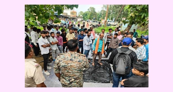 शव मिलने के बाद परिजनों का हंगामा, पुलिस पर जांच में लापरवाही का आरोप