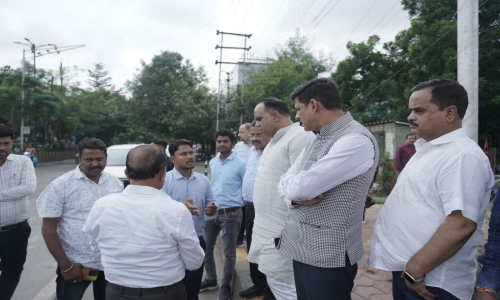 महापौर नाराज, सड़क सुधार न होने पर अधिकारियों को चेतावनी
