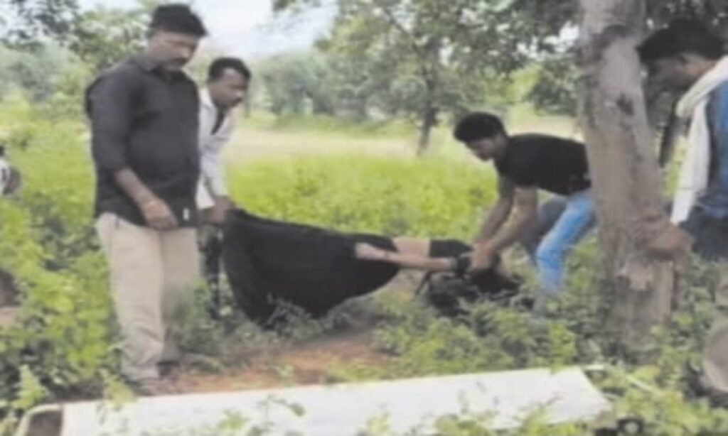 मां ने बेटे को तालाब में फेंका, फिर खुद की ली जान