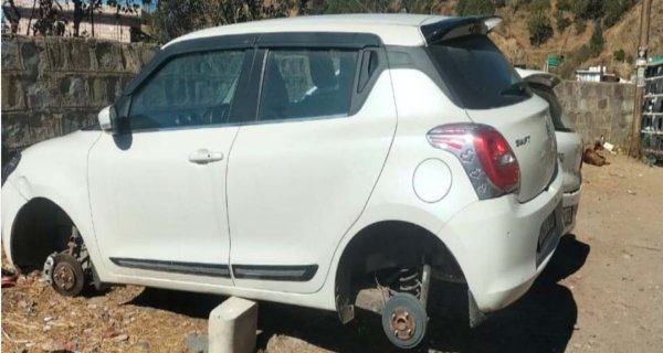 खड़ी कार से टायर चोरी