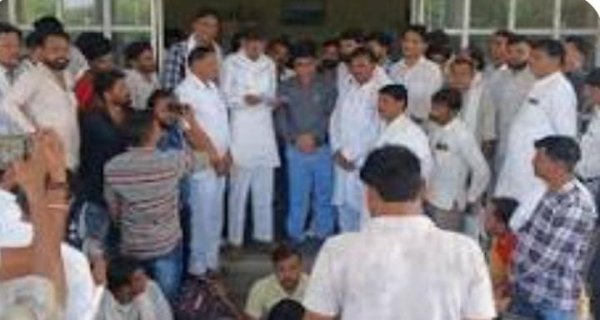 चंबल नहर टूटी, धान की फसलें संकट में, किसानों ने कलेक्ट्रेट घेरी