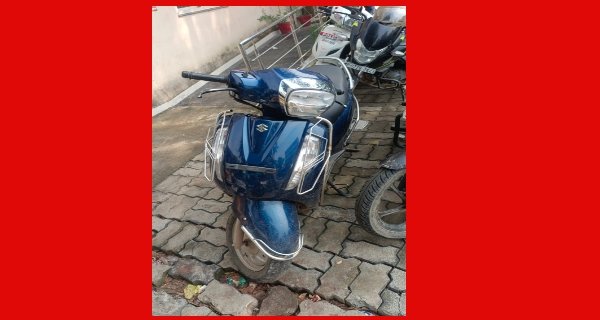 पुलिस को देख एक्सिस-शराब छोड़कर भागा तस्कर