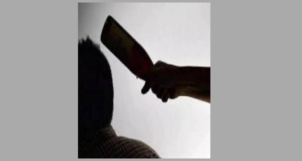 दुकान इंचार्ज, कर्मचारी पर बोतल से हमला कर फोड़ दिया सिर