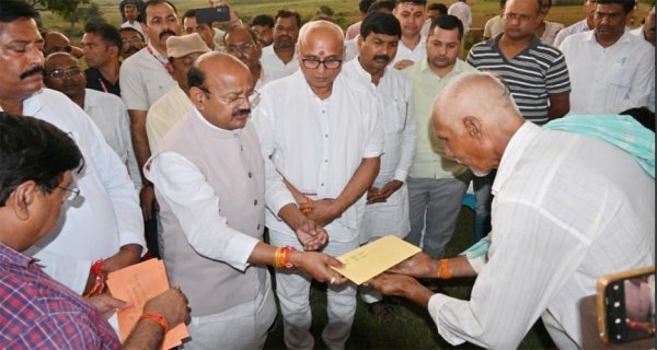 प्रभारी मंत्री ने सड़क हादसे के पीड़ित परिवारों से की भेंट, दी आर्थिक सहायता