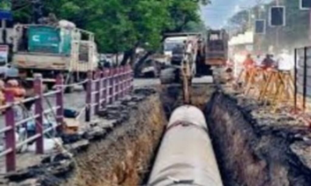 ठेकेदार पर ठोंका 1 लाख का जुर्माना, इंजीनियर-सब इंजीनियर को नोटिस