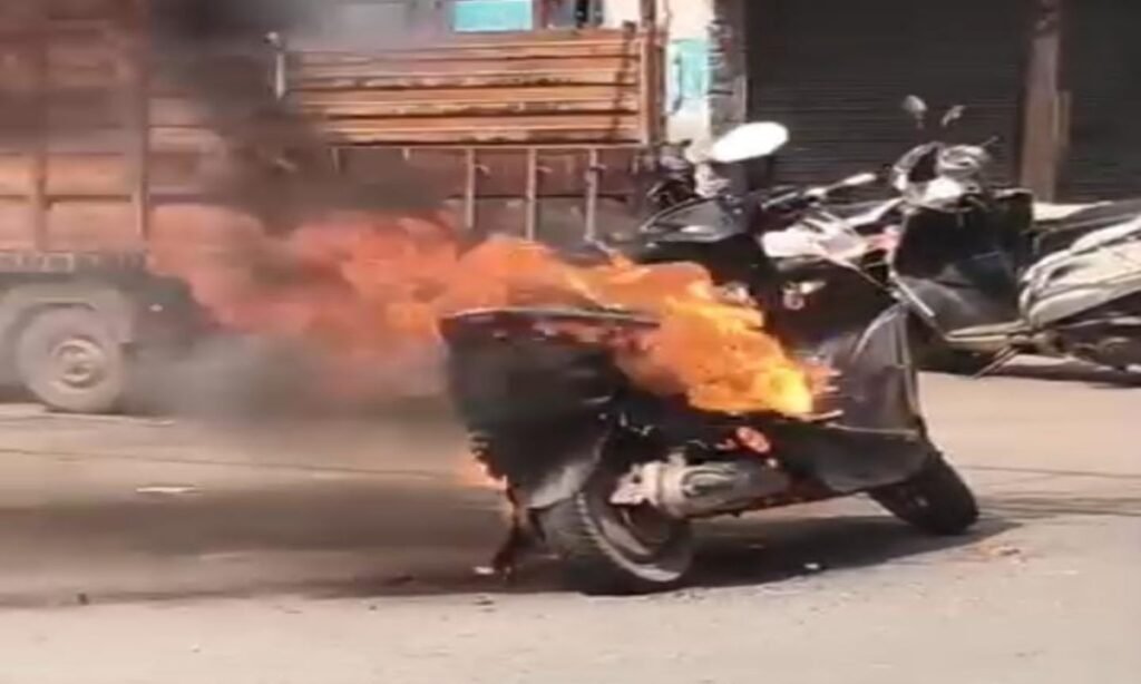 इलेक्ट्रिक स्कूटर आग से जलकर खाक हुई