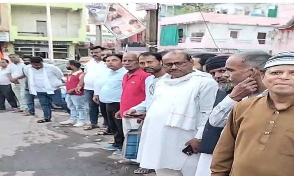सीवर समस्या को लेकर सैकड़ो कांग्रेस कार्यकर्ताओं ने बनाई मानव श्रृंखला