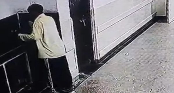 टोंटी चोर ने सरकारी अस्पताल से उड़ाईं नल की टोटियां