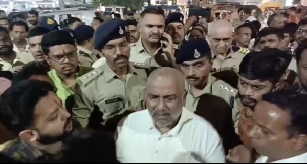 पूर्व महापौर को रोक आरक्षक ने अभद्रता कर पीटा, चोटिल, देर रात FIR
