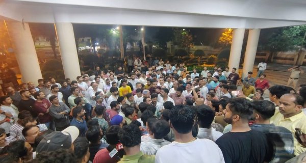 देवास में नवागत निगमायुक्त के आदेश से हंगामा, सत्तापक्ष के नेता भी विरोध में