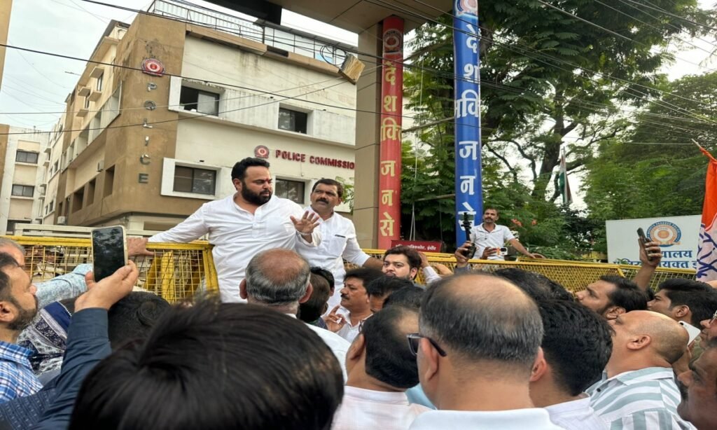 विधायक पुत्र पर FIR की मांग पर कांग्रेस का प्रदर्शन, पुलिस कमिश्नर कार्यालय का घेराव