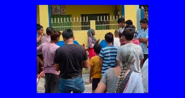 गांधीगंज में महिलाओं को चोरी करते पकड़ा, पुलिस के सुपुर्द किया