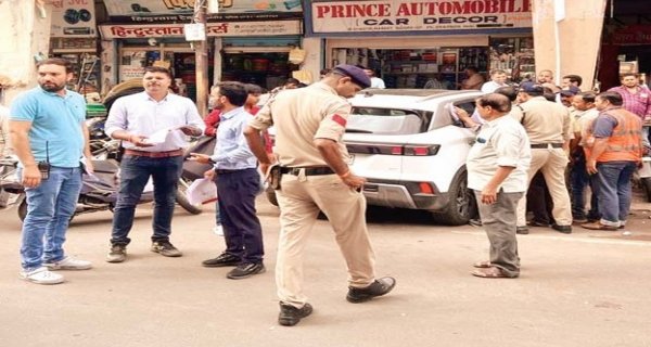 महारानी रोड पर मोबाइल कोर्ट की कार्रवाई  हटाया कब्जा