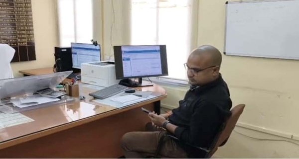 पंजीयक दफ्तर: अफसर चाचा के चैंबर में भतीजे का राज