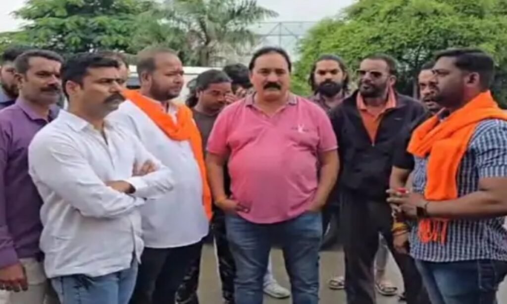 मंदिर में पशु की पूंछ मिलने से हड़कंप