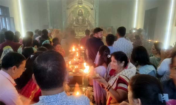 साकेत नगर जैन मंदिर में बिना बोली के हुआ भगवान महावीर का महामस्तकाभिषेक