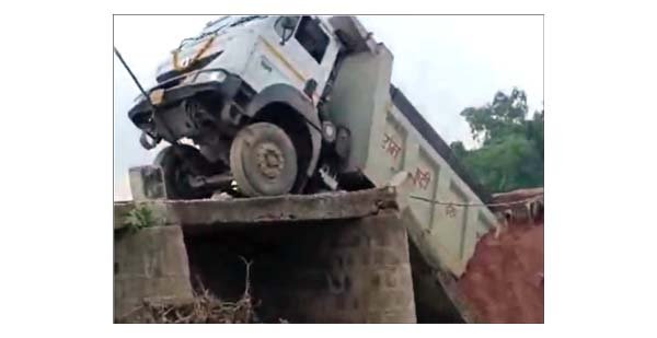 केल नदी का पुल धंसा, ड्राइवर-क्लीनर ने कूदकर बचाई जान