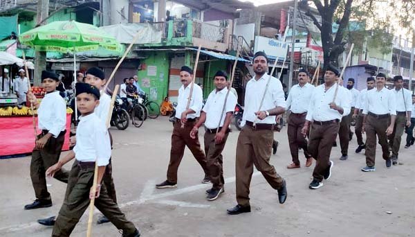 संघ शताब्दी वर्ष पर निकला भव्य पथ संचलन, पुष्पवर्षा कर किया स्वयंसेवकों का स्वागत