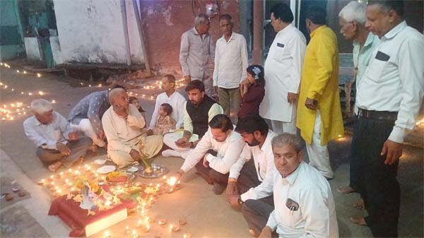 अयोध्या की तरह सड़क पर सजाई दीपमाला