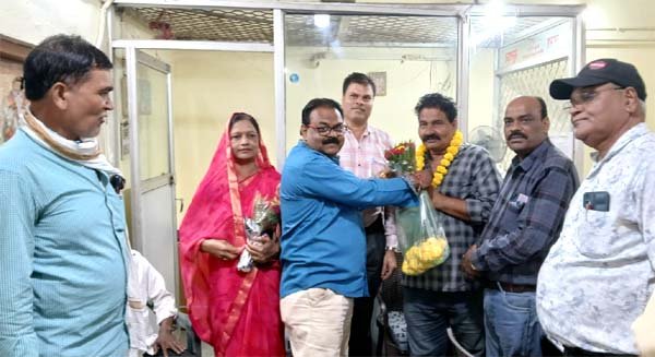 ग्राहक मिलन समारोह में खातेदारों का सम्मान