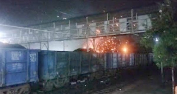 ओवरलोड मालगाड़ी : हाई टेंशन लाइन से कोयला टकराया, हुआ विस्फोट