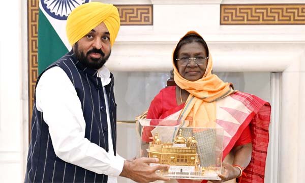 मान ने राष्ट्रपति को गुरु तेग बहादुर के 350वें शहीदी दिवस के उपलक्ष्य में आयोजित कार्यक्रमों में भाग लेने के लिए किया आमंत्रित