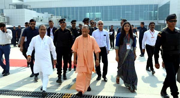 नोएडा इंटरनेशनल एयरपोर्ट के निर्माण कार्यों का निरीक्षण करने पहुंचे योगी