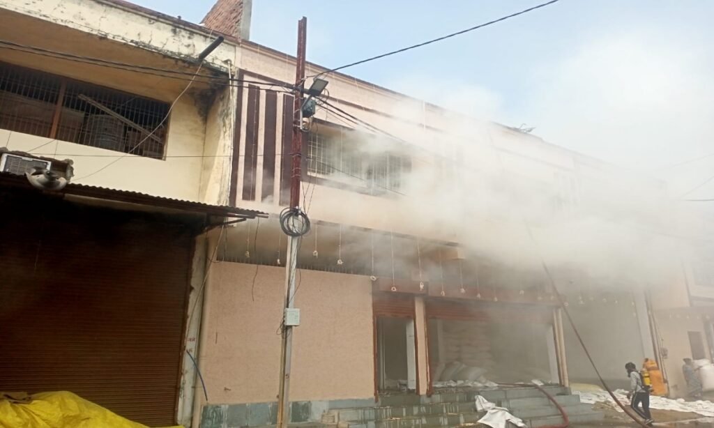 करोंद गल्ला मंडी में बनी गोदाम में लगी भीषण आग