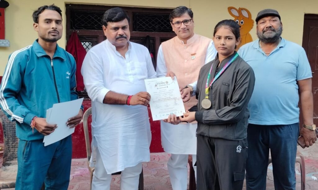 पदक जीतने वाले वुशु खिलाड़ियों को किया सम्मानित