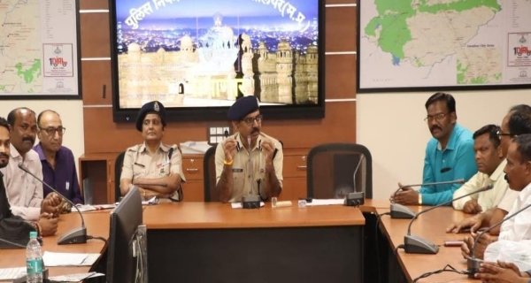 जिला रक्षा समिति के सदस्यों की कंट्रोल रूम में मीटिंग