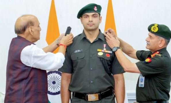 राजनाथ ने नीरज चोपड़ा को लेफ्टिनेंट कर्नल के मानद रैंक का प्रतीक चिन्ह प्रदान किया