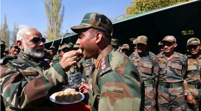 मोदी ने नौसैनिकों के साथ मनाई दिवाली, कहा सैन्य क्षमता का प्रतिबिंग है आईएनएस विक्रांत