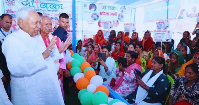 तेजस्वी यादव ने ‘जीविका दीदियों’ को ₹30 हजार मासिक वेतन और लोन माफ़ी का किया वादा